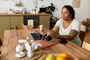 Woman with tattoos sitting at a table at a remote employee moving hotspot